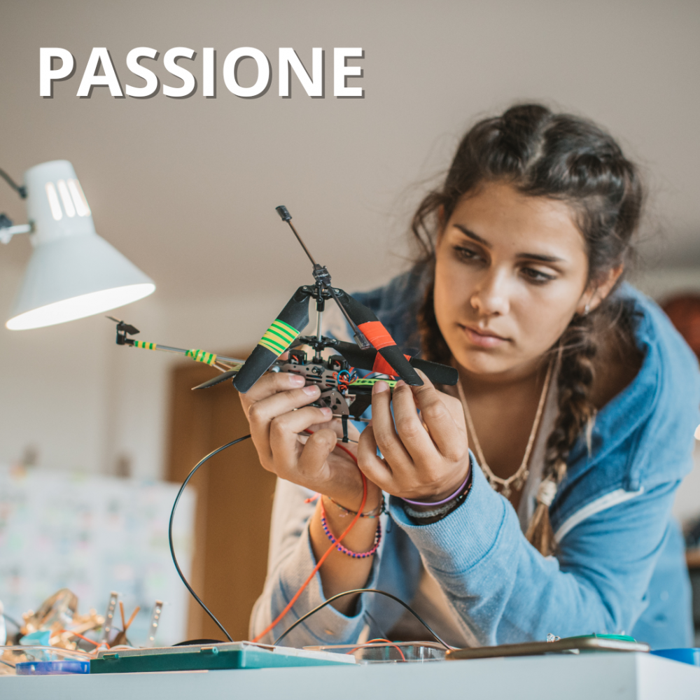 ragazza con drone in mano corso studio aschei